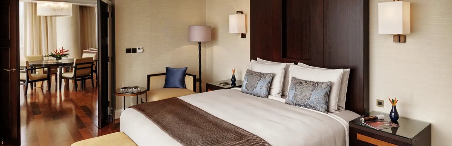 foto interior cama de hotel remodelado