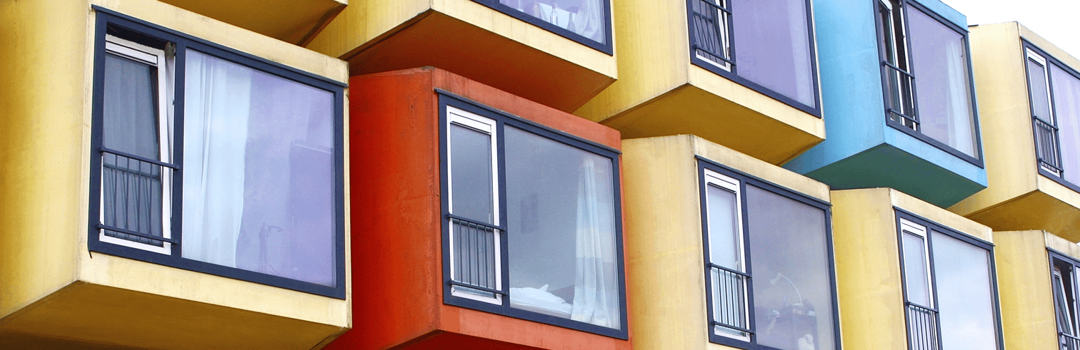 hotel colorido con una arquitectura modular