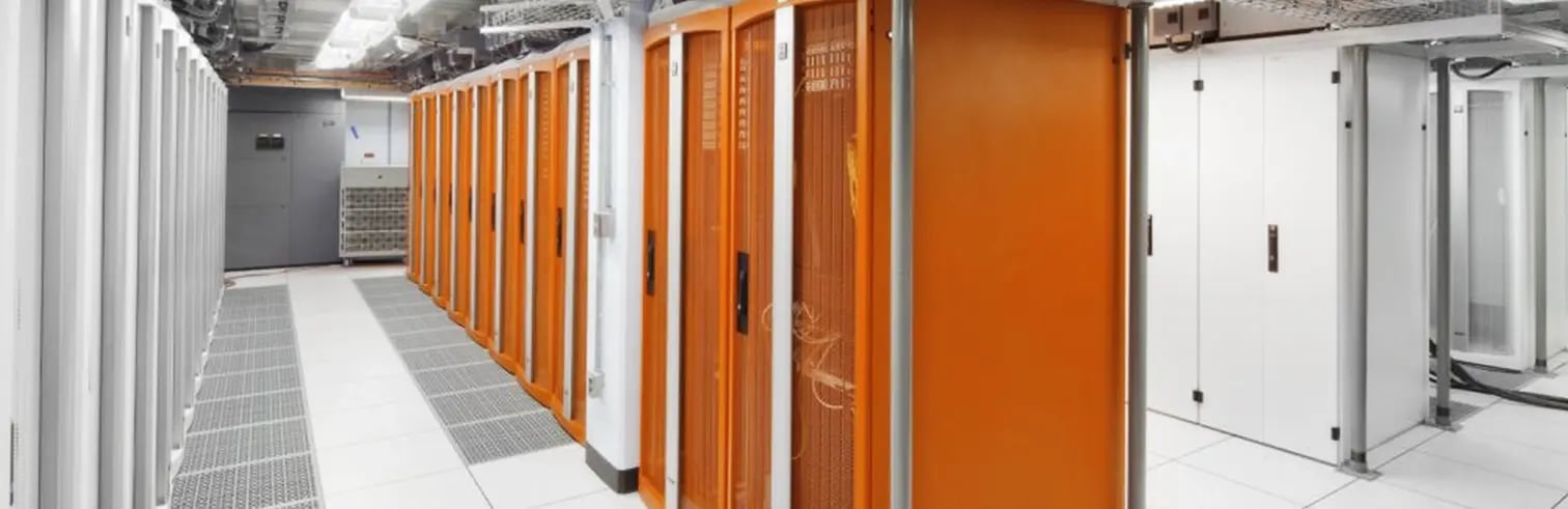 Panel eléctrico controlando la alimentación en un Data Center