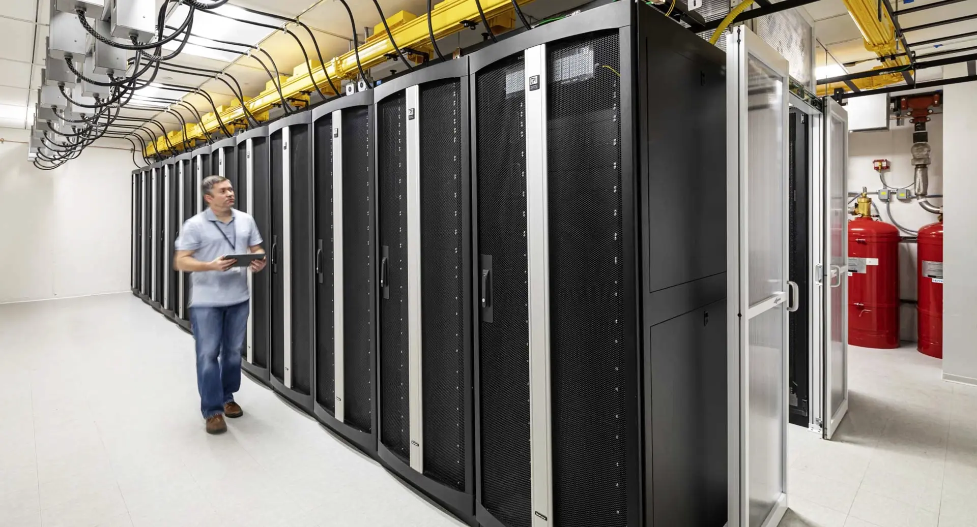 Experto gestionando la seguridad y gobernanza de datos