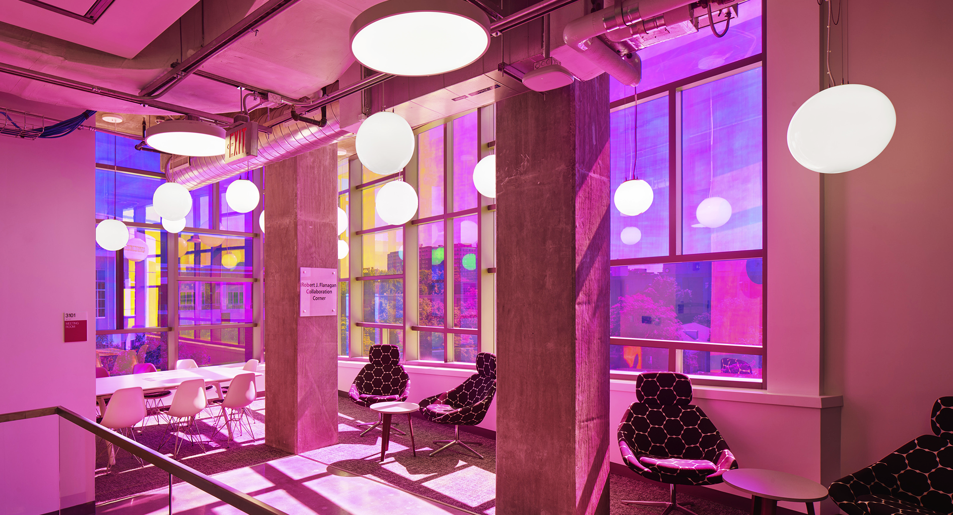Sala moderna con servicios integrales de arquitectura